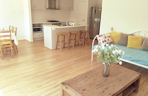 Craigieburn House | Daisy Villa – close to Mel. Airport & Hume Fwy.