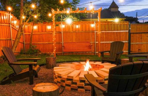 South Dallas - Fair Park House | Dallas 4BR Large yard w HOT TUB , Fire pit and basketball Hoop