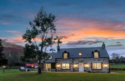 Lochearnhead Villa | Dalveich Cottage, hot tub, 2 bedroom, Lochearnhead