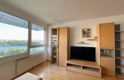 Kaisermuhlen Apartment | Danube Waterfront Apartment