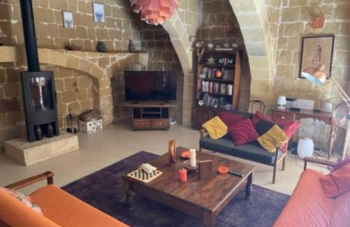 San Lawrenz Villa | Dar Dragun: luxury 3BR bright spacious house & pool