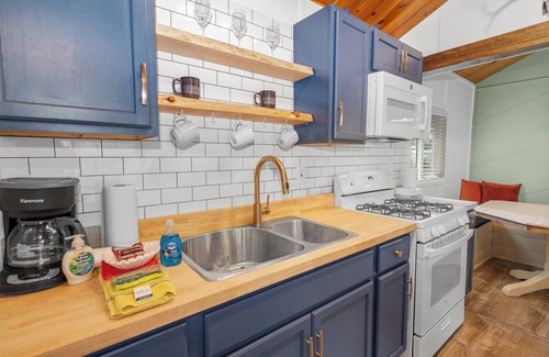 Big Bear City Cabin | Dark Pine Retreat - Romantic Getaway, Fireplace, Deck, Barbecue