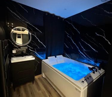 Saint-Gervais-la-Foret Apartment | Dark Room BLOIS - Love Room
