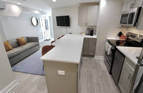 Hill East Apartment | Darling Apartment in Capitol Hill - TWO min to Metro!