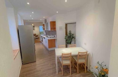 Osthofen Apartment | Das Haus am Bach-schöne Große Wohnung mit Terrasse