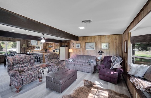 Dawson House | Dawson Fish Camp-Navarro Mills Lake Front-8 acre family lodge, fishing, wildlife