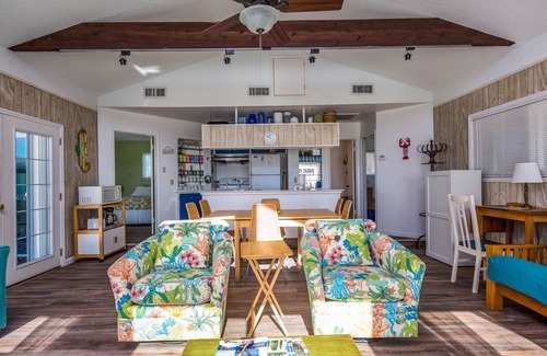 Pirates Beach House | Daydreamer | Pet-Friendly & Walk to Beach
