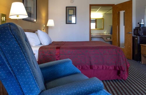 Clinton Hotel | Days Inn by Wyndham Clinton