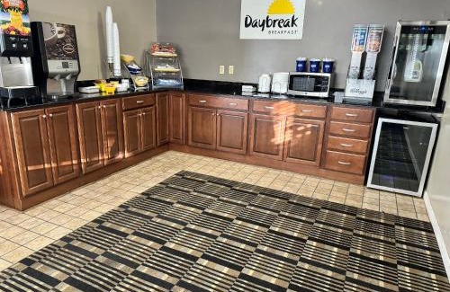 Cloverdale Hotel | Days Inn by Wyndham Cloverdale Greencastle