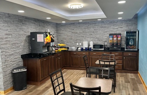 Cloverdale Hotel | Days Inn by Wyndham Cloverdale Greencastle