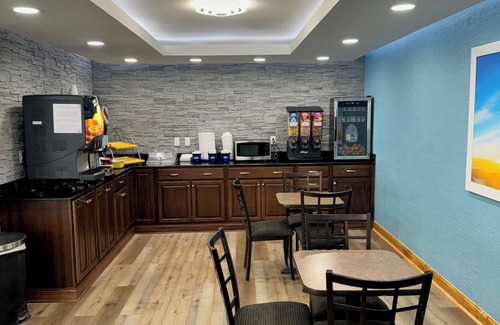 Cloverdale Hotel | Days Inn by Wyndham Cloverdale Greencastle