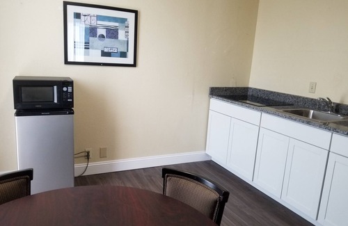 Easley Hotel | Days Inn by Wyndham Easley/Greenville/Clemson Area