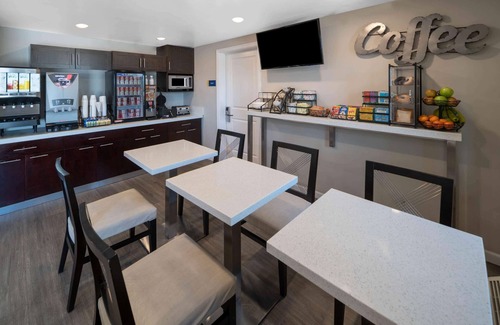 Galt Hotel | Days Inn by Wyndham Galt/Elk Grove South