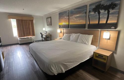 Louisburg Hotel | Days Inn by Wyndham Louisburg