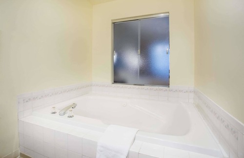 Shoreline Hotel | Days Inn by Wyndham Seattle Aurora