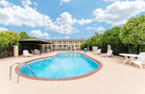 Ira Hotel | Days Inn by Wyndham Snyder