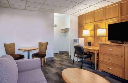 Camrose Hotel | Days Inn & Conference Centre by Wyndham Camrose Norsemen