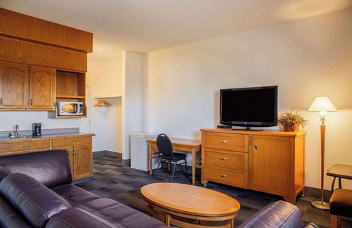 Camrose Hotel | Days Inn & Conference Centre by Wyndham Camrose Norsemen