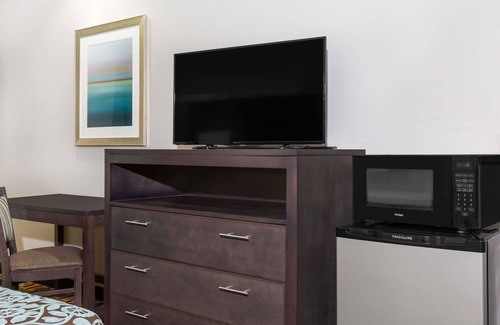 Madisonville Hotel | Days Inn & Suites by Wyndham Madisonville