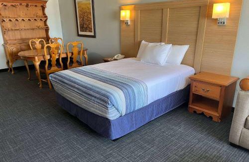 Williamsburg Hotel | Days Inn & Suites by Wyndham Williamsburg IA North