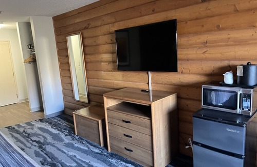 Williamsburg Hotel | Days Inn & Suites by Wyndham Williamsburg IA North