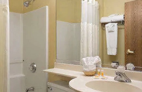 Lafayette Hotel | Days Inn & Suites by Wyndham Lafayette IN