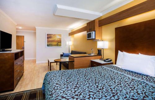 Antioch Hotel | Days Inn & Suites by Wyndham Antioch