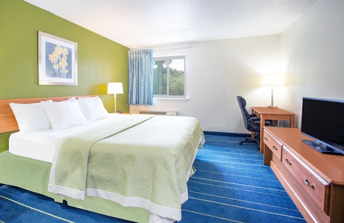 Bridgeport Hotel | Days Inn & Suites by Wyndham Bridgeport - Clarksburg