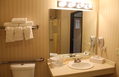 Bridgeport Hotel | Days Inn & Suites by Wyndham Bridgeport - Clarksburg