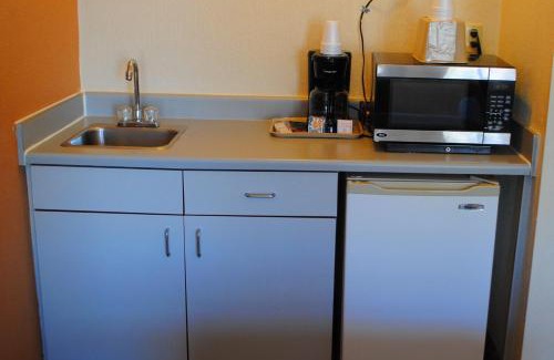 Webster Hotel | Days Inn & Suites by Wyndham Webster NASA-ClearLake-Houston