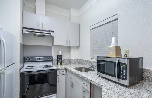 Webster Hotel | Days Inn & Suites by Wyndham Webster NASA-ClearLake-Houston