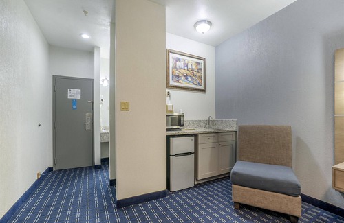 Webster Hotel | Days Inn & Suites by Wyndham Webster NASA-ClearLake-Houston