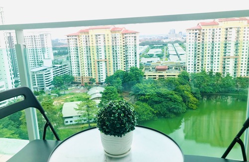Taman Mount Austin Apartment | De’ Acacia Suite by HFS {LakeView+WiFi+HighFloor}