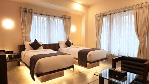Surat Hotel | De Glance Hotel, Near Surat Railway Station