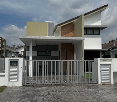 Beranang House | De'Laman Homestay beranang