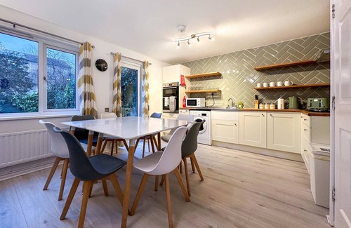 Peterborough House | Deals 6BR House Contractor & Group Stay | Clayton