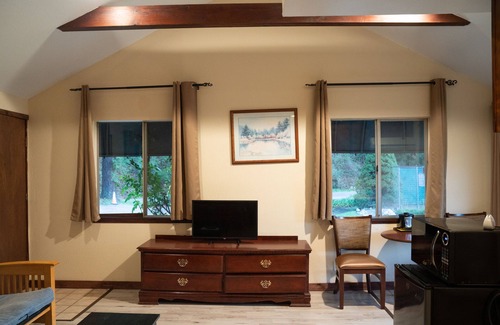 Redway Hotel | Dean Creek Resort