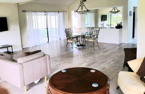 St Andrews House | <:>< DEC -JAN WINTER SPECIALS, COURSE VIEW, 2 /2 CLOSE 2 BEACH, RESTAURANTS,POOL