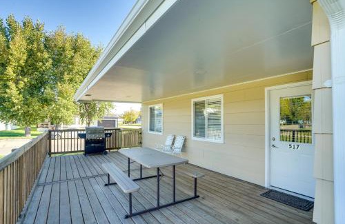 McClusky House | Deck and Yard Pet-Friendly McClusky Home!