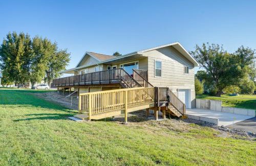 McClusky House | Deck and Yard Pet-Friendly McClusky Home!