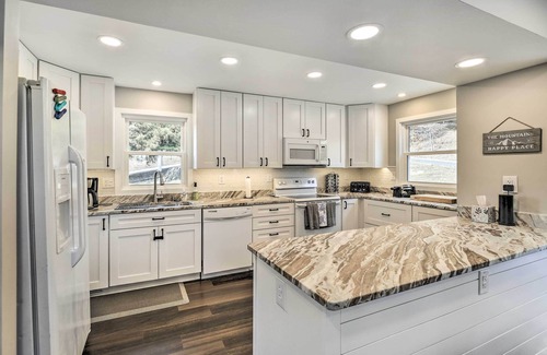 Lynn Garden House | Deck & Mtn Views: 'Fain Chalet' in Kingsport