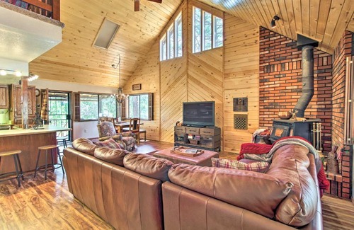 Overgaard House | Deck, Porch and Grill Heber-Overgaard Getaway!