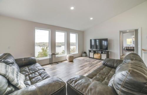 Eddyville House | Deck with Lake Barkley Views Spacious Family Home!