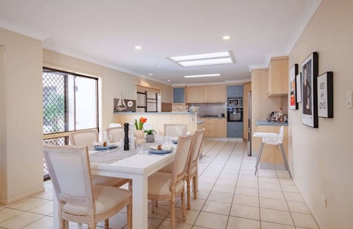 Robertson House | Decorated with love! 4BD Family House w/Pool