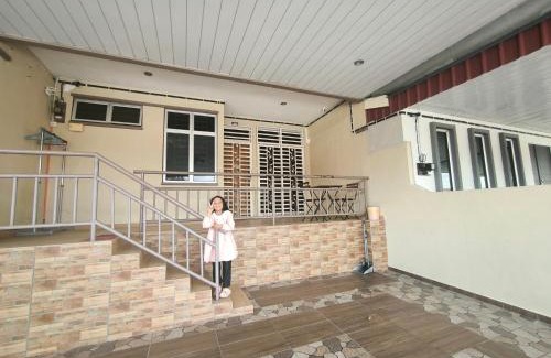 Kulim Apartment | Deena's Cottage Homestay Kulim Hitech Hospital Kulim, Three bedrooms Single Storey Terrace House