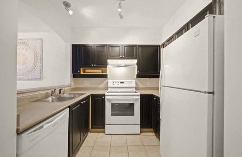 District of North Vancouver Apartment | Deep Cove Cozy 1BR Condo