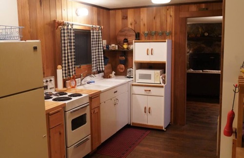 Woodsville Cabin | Deer Brook Cabin w/Hot Tub, Fireplace & Brook