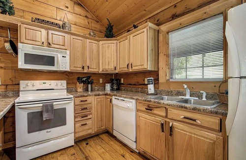 Tellico Plains Cabin | Deer cabin. This modern log cabin with HOT TUB is a large studio with all of the 'bells and whistles' !