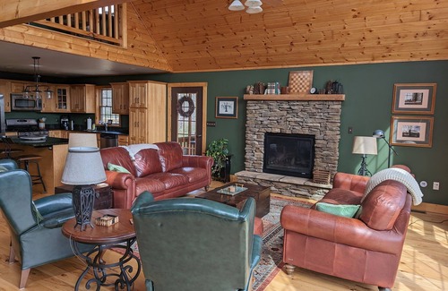 Peach Glen House | Deer Run Lodge - hike the forest, swim in the pool, and relax!