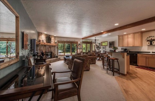Deer Valley House | Deer Valley Dream- Sleeps 6 - Perfect Location with Free Ski Shuttle!